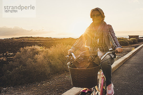 Aktive glückliche ältere Radfahrer bei Sonnenuntergang  Teneriffa