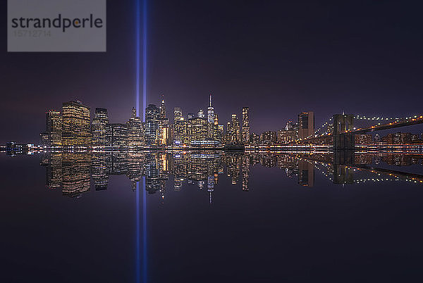 USA  New York  New York City  Skyline von Manhattan mit Tribute in Light at night