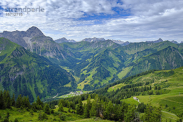 Österreich  Vorarlberg  Mittelberg  Grünes Landschaftstal vom Gipfel des Walmendinger Horns aus gesehen