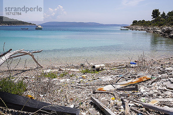 Kroatien  Split  Küstenstrand mit Müll bedeckt