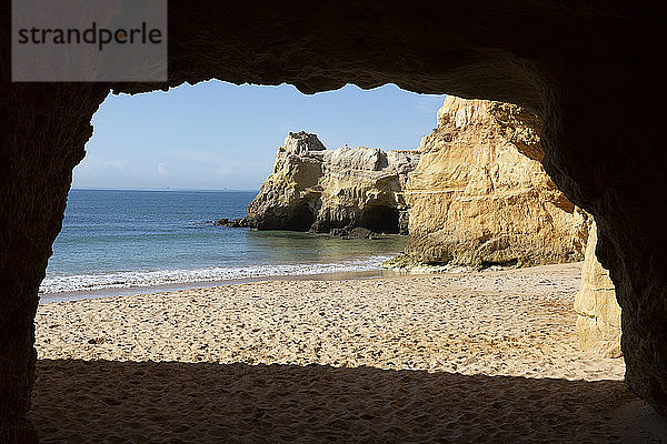 Felshöhle am Strand  Praja da Rocha  Algarve  Portugal