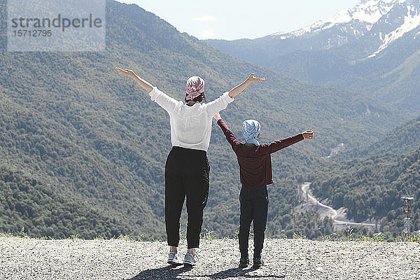 Mutter und Sohn genießen Bergblick  Sotschi  Russland