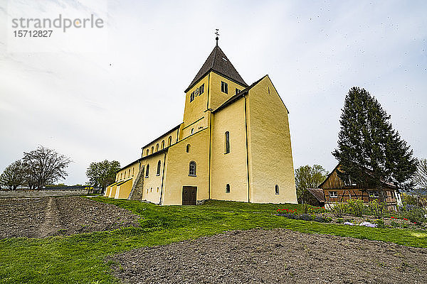 Deutschland  Insel Reichenau  Reichenau-Oberzell  Aussenansicht der Kirche St. Georg