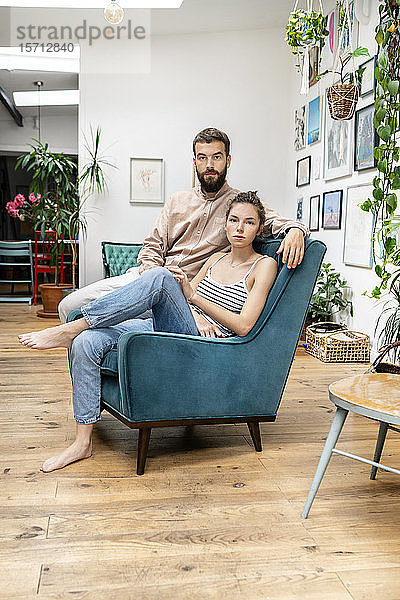 Junges Paar im Sessel sitzend  Porträt