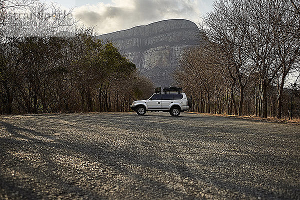 4x4 geparkt an einer Landstraße mit einem Berg im Hintergrund  Limpopo  Südafrika