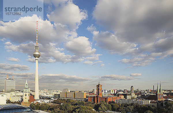 Deutschland  Berlin  Wolken über dem Berliner Fernsehturm und den umliegenden Stadtgebäuden
