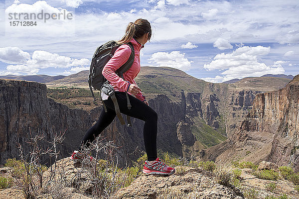 Frau wandert auf dem Gipfel eines Hügels an den Maletsunyane-Fällen  Lesotho