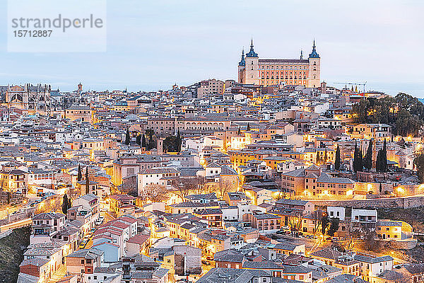 Spanien  Provinz Toledo  Toledo  Luftaufnahme der beleuchteten Stadt in der Morgendämmerung
