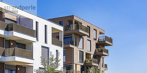 Deutschland  Bayern  Elchingen  Neue moderne Wohnhäuser in der Vorstadt