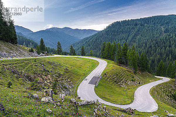 Österreich  Kärnten  Blick auf die kurvenreiche Nockalmstraße im Nockgebirge