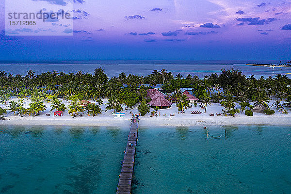 Malediven  Bodufinolhu  Luftaufnahme des Küsten-Touristenresorts auf dem Süd Male Atoll in der Abenddämmerung