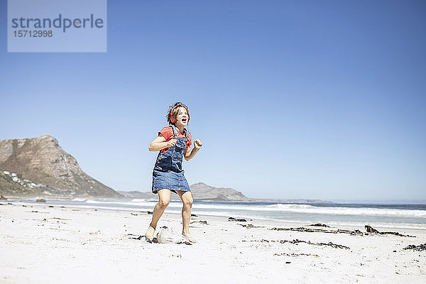 Mädchen mit Kopfhörern beim Singen und Tanzen am Strand  Kapstadt  Western Cape  Südafrika