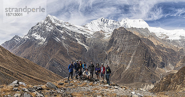 Trekkinggruppe auf dem Tsaurabong-Gipfel  italienisches Basislager  Dhaulagiri Circuit Trek  Himalaya  Nepal