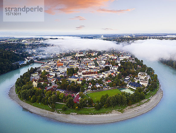 Deutschland  Bayern  Wasserburg am Inn  Luftaufnahme einer alten Flussuferstadt im dichten Morgennebel