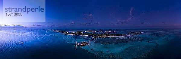 Malediven  Süd Male Atoll  Malediven Olhuveli-Lagune mit Strandbungalows bei Sonnenuntergang