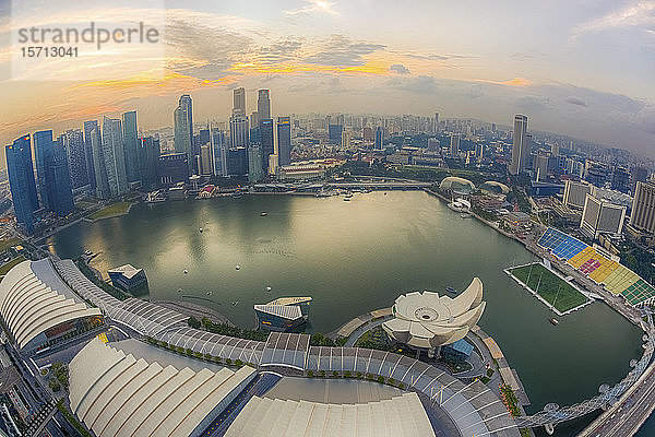 Singapur  Luftaufnahme der Bucht von Singapur Marina bei Sonnenuntergang