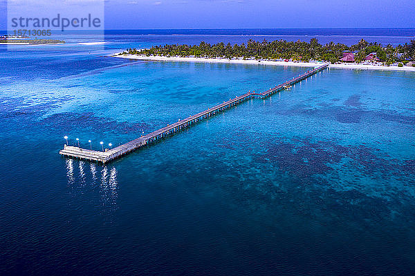 Malediven  Bodufinolhu  Luftaufnahme der Anlegestelle des Küstentourismusortes auf dem Süd Male Atoll in der Abenddämmerung