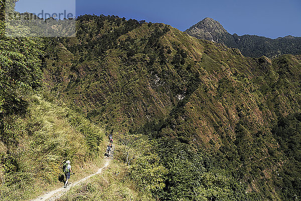 Trekkinggruppe in Dobang  Dhaulagiri Circuit Trek  Himalaya  Nepal