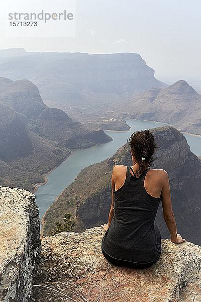Frau sitzt auf der Spitze eines Felsens im Blyde River Canyon  Südafrika