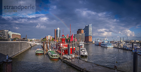 Elbphilharmonie und Hamburger Hafen  Hamburg  Deutschland  Europa