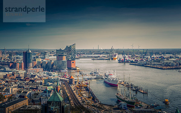 Hamburger Hafen und Elbphilharmonie  Hamburg  Deutschland  Europa