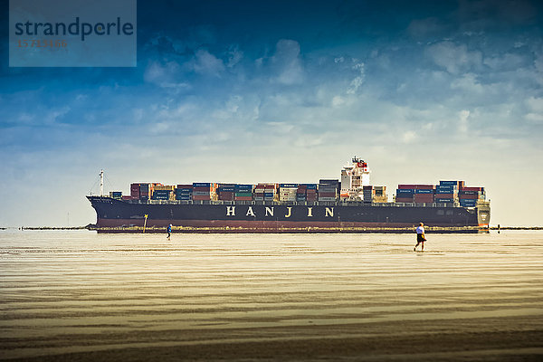 Frachtschiff  Cuxhaven  Niedersachsen  Deutschland  Europa