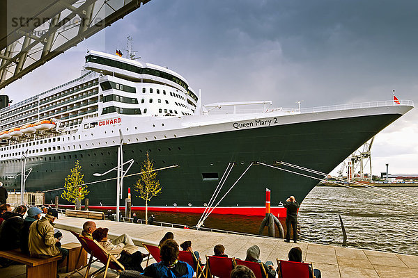 Queen Mary 2  Hamburger Hafen  Hamburg  Deutschland  Europa