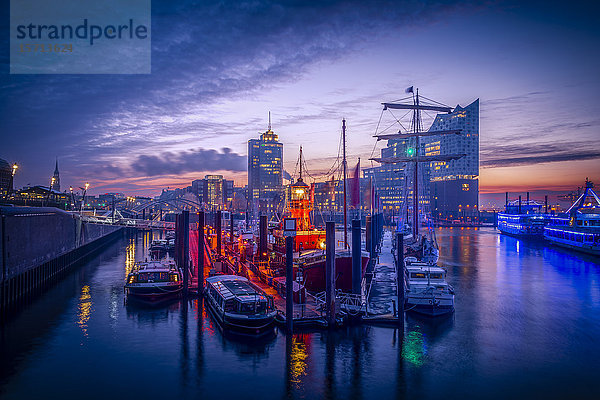 Elbphilharmonie und Hamburger Hafen  Hamburg  Deutschland  Europa