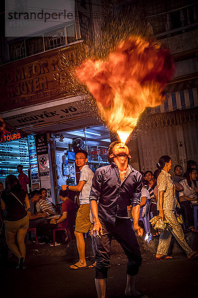 Nachtleben auf der Straße  Saigon  Vietnam  Asien