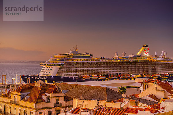 Kreuzfahrtschiff Mein Schiff 3 im Hafen  Alfama  Lissabon  Portugal  Europa
