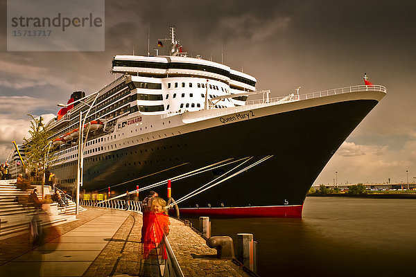 Queen Mary 2  Hamburger Hafen  Hamburg  Deutschland  Europa