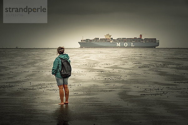 Frachtschiff  Cuxhaven  Niedersachsen  Deutschland  Europa