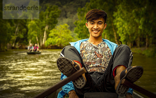 Mann im Ruderboot  Ngo Dong River  Ninh Binh Provinz  Halong-Bucht  Vietnam  Asien