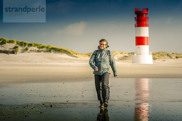 Frau geht am Strand spazieren  Helgoland  Schleswig-Holstein  Deutschland  Europa