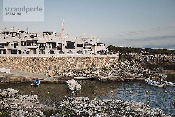 Spanien  Menorca  Binibeca  Weiß getünchte Häuser und Küste