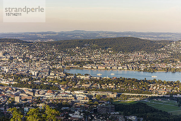 Schweiz  Kanton Zürich  Zürich  Stadt am Rand des Zürichsees vom Uetliberg aus gesehen