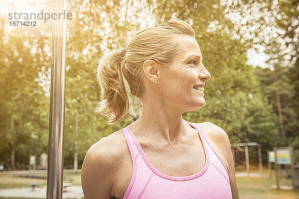 Porträt einer reifen Frau während des Trainings