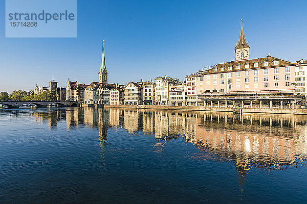 Schweiz  Kanton Zürich  Zürich  Altstadtgebäude  die sich in der Limmat spiegeln