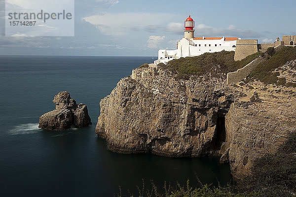 Portugal  Bezirk Faro  Lagos  Leuchtturm am Rande der Küstenklippe