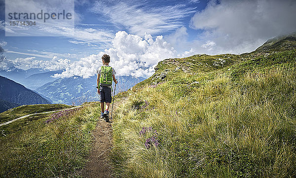 Jungenwandern in alpiner Landschaft  Passeiertal  Südtirol  Italien