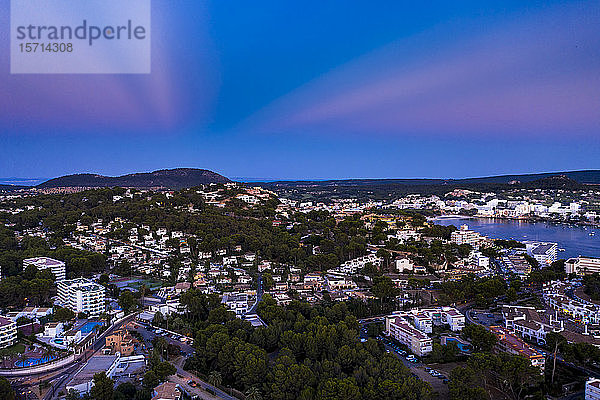 Spanien  Balearen  Mallorca  Region Calvia  Luftaufnahme über Costa de la Calma und Santa Ponca mit Hotels und Stränden bei Sonnenuntergang