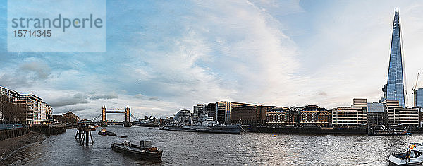 Großbritannien  England  London  Panorama der Themse und der umliegenden Stadtgebäude