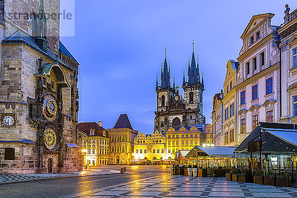 Tschechische Republik  Prag  Astronomische Uhr des Alten Rathauses und der Frauenkirche vor Tyn in der Abenddämmerung