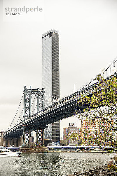 USA  New York  New York City  Manhattan Bridge gegen einen Wolkenkratzer am Manhattan Square