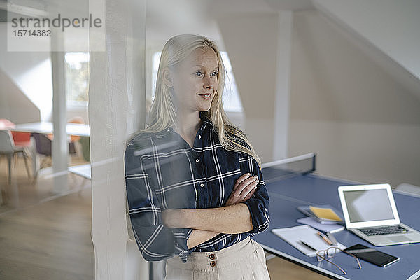Porträt einer jungen Geschäftsfrau im Büro mit Tischtennisplatte