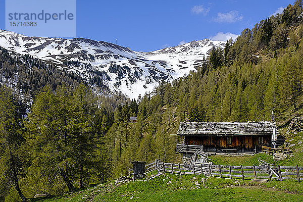 Italien  Südtirol  Abgeschiedene Hütte am Penser Joch