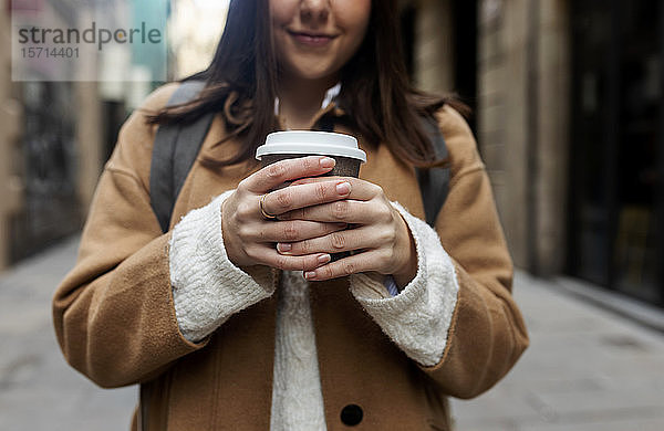Nahaufnahme einer jungen Frau mit Kaffee zum Mitnehmen in der Stadt  Barcelona  Spanien