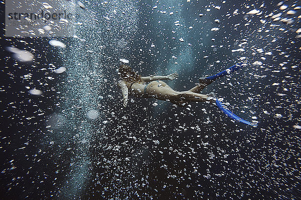 Frau unter Wasser  Gili Meno  Gili-Inseln  Bali  Indonesien