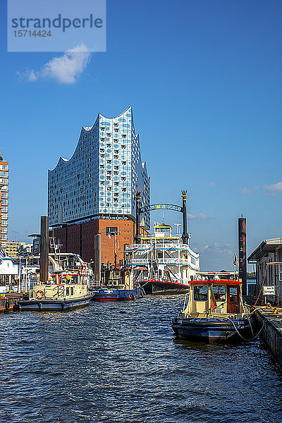 Deutschland  Hamburg  Dampfschiff und Fähren vor der Elbphilharmonie festgemacht