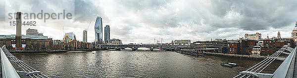 Großbritannien  England  London  Panorama der Themse und der umliegenden Stadtgebäude von der Millennium-Brücke aus gesehen